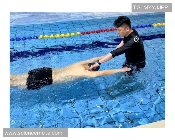 自由泳健身训练技巧与方法全面解析助你提升体能与游泳水平