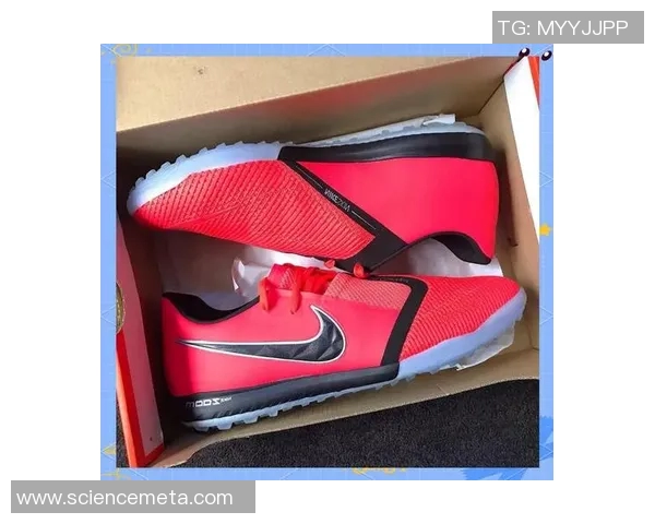 打造专业竞技体验,选择适合你的足球鞋提升场上表现